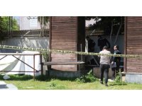 Kötü kokudan şüphelenerek baktıkları reklam panosundan tanınmayacak halde ceset çıktı