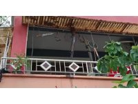 Balkonda silah, balta ve kılıç sergileyen şahıs hayrete düşürdü