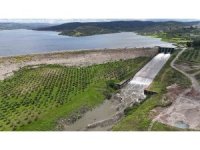 25 yıl sonra gerçekleşen tarihi anlara tanıklık etmek isteyen vatandaşlar, baraj kapaklarının açıldığı anları meraklı gözlerle izledi