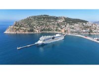 Alanya’ya lüks kruvaziyer ile 2 bin turist geldi