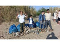 Sahil temizliğinde toplanan çöp yığını görenleri hayrete düşürdü