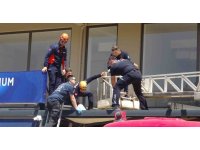 Antalya’da 4. kattan tente üzerine düşen genç adam için seferber oldular