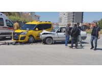 Manavgat’ta taksi ile otomobil çarpıştı: 2 yaralı