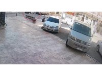 Başında olması gereken kask motosiklette olunca ölümden döndü