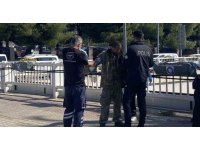 Antalya’da alt geçit demirlerine çıkan genci polis ikna edip indirdi