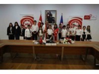 Üniversite senatosu 1 günlüğüne çocukların oldu