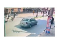 Otomobil ile motosiklet çarpıştı, 1 kişi yaralandı: O anlar kamerada