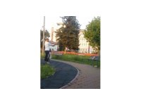 Parkta çocuğa oyuncak silahla atış talimi yaptırdı