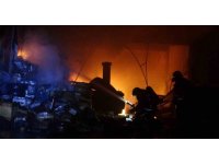 Alevlerin sardığı işyerindeki araçları kurtarmak için seferber oldular