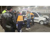 Antalya’da kontrolden çıkan otomobil bariyerlere çarptı: 3 yaralı