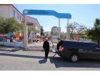 Okuldaki saldırıdan kurtulan öğrenci annesiyle okula gelip eşyalarını aldı