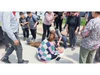 Manevra yapan öğrenci servisi görme engelli yayaya çarptı, eşi gözyaşlarına boğuldu