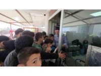 Çocuklara moral vermek isteyen esnaf, depremzede öğrencilere ücretsiz döner dağıttı