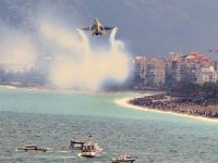 SOLOTÜRK Antalya’da nefes kesti: 23 Nisan kutlamalarında gökyüzü bayraklarla buluştu