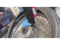 Kendi rızasıyla evindeki esrarı polise teslim etti, uyuşturucuyu motosiklet lastiğine gizlediği ortaya çıktı