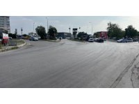 Otomobil çarptı, elektrikli bisiklet ikiye bölündü: Sürücü havada takla attı