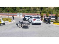 Motosiklet ile otomobil çarpıştı, 2 genç yaralandı