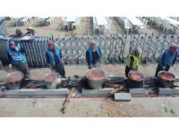 71 mahalleden kadınlar 71 kazanda yemek yaptı, binlerce kişiye ikram etti