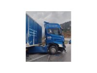 Burdur’da kontrolden çıkan tır demir bariyerlere çarptı