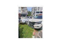 İki otomobilin çarpıştığı kaza anı kamerada