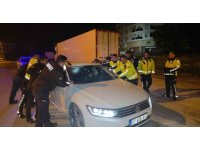 Sızan sürücüyü uyandırmak için aracı beşik gibi salladılar