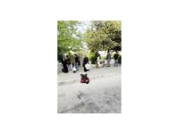 Uyuşturucu bağımlısı durak yanında uyuyakaldı