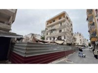 Yıkımda zarar gören binanın sakinleri: "Müteahhide ulaşamıyoruz"