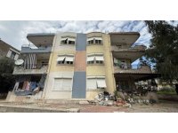 Daire içerisinde ve bahçede biriktirilen çöpler vatandaşı isyan ettirdi