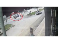 Kaza yapan motosikletli karşı yönden gelen minibüsün altında kaldı