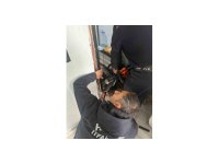 Antakya’da profil demirine sıkışan kuş kurtarıldı