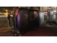 Motosikletle çarpışan hafif ticari araç devrildi: 3 yaralı