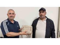 Emekli polis bulduğu içinde 250 bin TL’lik döviz olan çantayı sahibine teslim etti