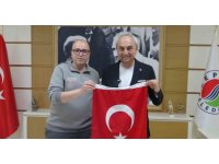 Çöpte bulduğu bayrağı alıp temizleyen ve kamyonuna asan Kepez Belediyesi çalışanına başkandan plaket