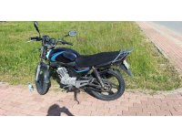 Seyir halindeyken devrilen motosikletin sürücüsü yaralandı