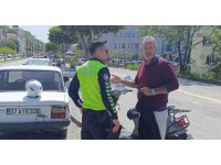 Otomobille çarpışan elektrikli bisiklet sürücüsü, park halindeki aracın altına sürüklendi