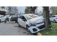 Yaya geçidinden geçen motosiklete çarpmamak için direksiyonu kırınca ağaca çarptı