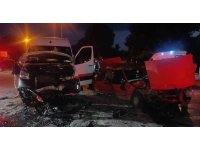 Manavgat’ta tur minibüsü ile otomobil çarpıştı: 4 yaralı