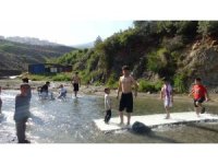 Sıcak havadan bunalan çocuklar derede serinledi