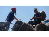 Anıtın tepesinde kulaklık takıp dans etti yanına kimseyi yaklaştırmadı