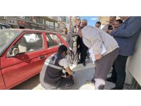 Kadının kapıda unuttuğu çantadaki altın ve paraları çaldılar