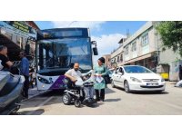Engelli vatandaş belediye otobüsüne polis eşliğinde binebildi