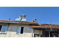 Burdur’da çıkan yangında ev ve ahır zarar gördü