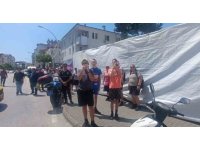 Turistler pazar alışverişini bırakıp yangın görüntüleme yarışına girdi