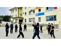 Polis, öğrencilerin voleybol heyecanına ortak oldu