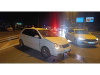 Seyir halindeki otomobil bariyerlere çarptı: 2 yaralı