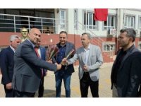 Hassalı muhtarlardan öğretmenlere çiçekli teşekkür