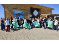 Erasmus ile Manavgat’a gelen öğrenci ve öğretmelerden temizlik etkinliği