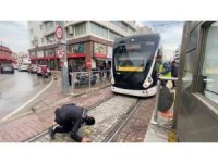 Tramvayın altına giren yavru kedi, yolcuları ve durak görevlilerini alarma geçirdi