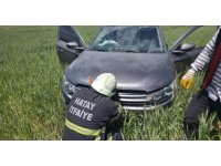 Hassa’da tarlaya uçan otomobilin sürücüsü yaralandı