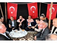Başkan Uysal, yörüklerle bir araya geldi tuluk başına geçip keşkek dövdü